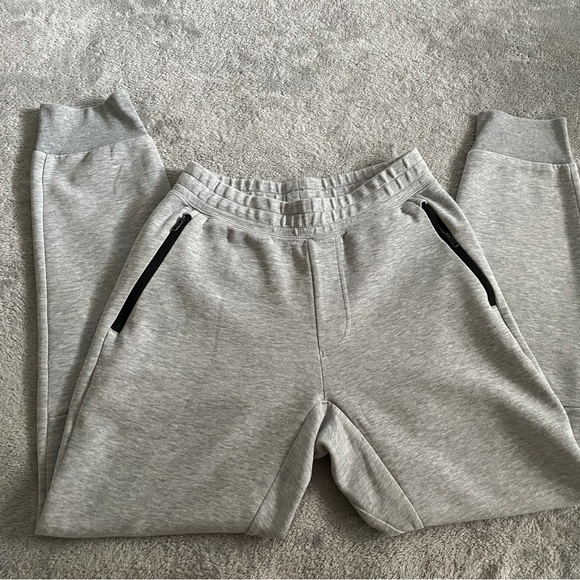 Sweatpants with zippered pockets - Picture 2 of 7